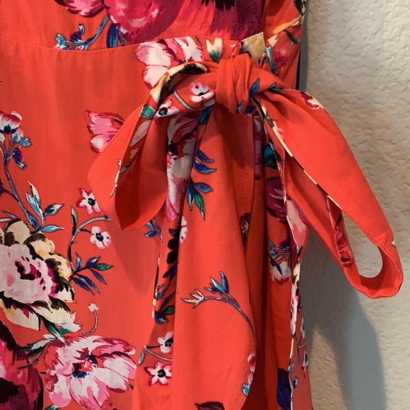 NWT Express Women’s Floral Wrap Dress - Picture 2 of 9